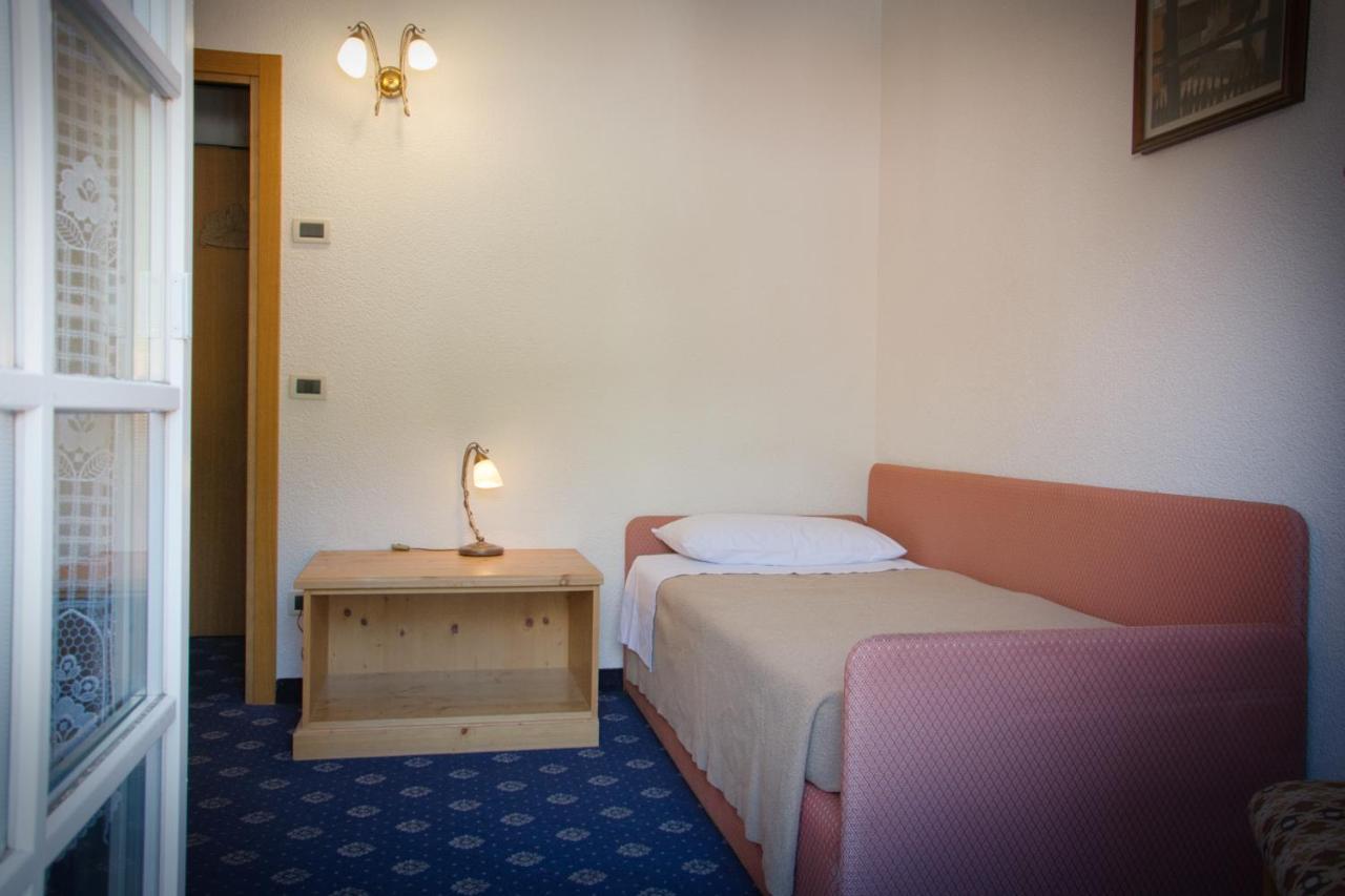 Hotel Nes Crepes Pozza di Fassa Exterior foto