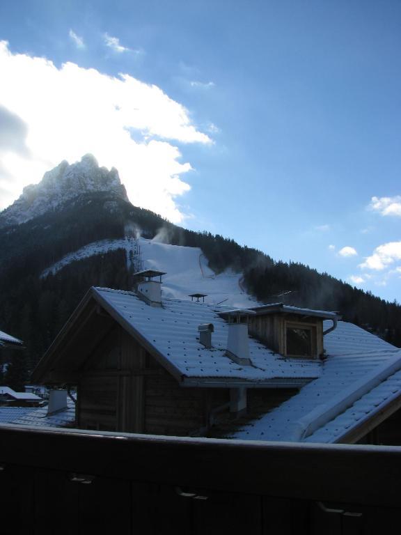 Hotel Nes Crepes Pozza di Fassa Exterior foto