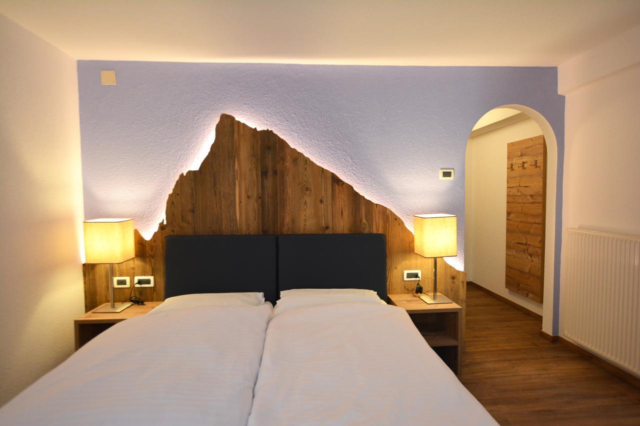 Hotel Nes Crepes Pozza di Fassa Exterior foto