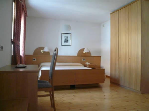 Hotel Nes Crepes Pozza di Fassa Exterior foto